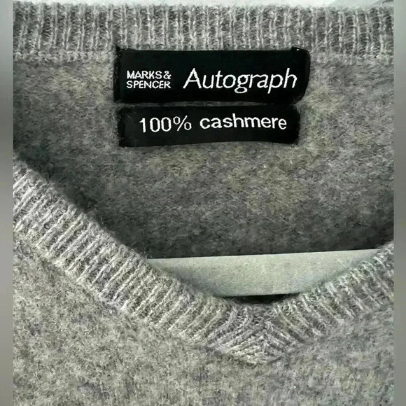 Autograph Sweaters - Autograph 100% cashmere V neck sweater